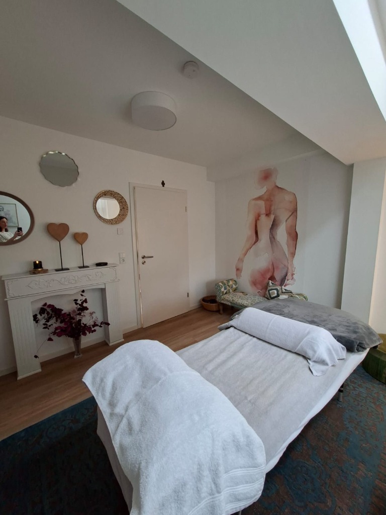 Behandlungsraum mit Liege und Kunst